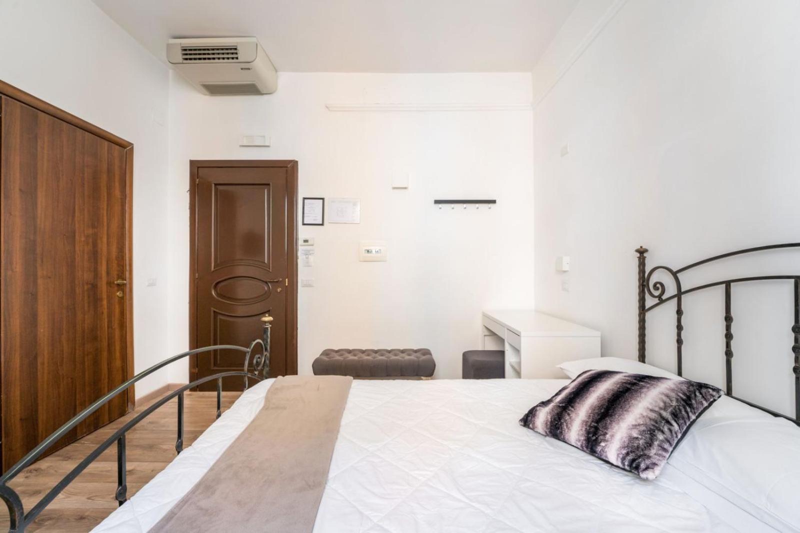 Rooms Piramide Рим Екстер'єр фото